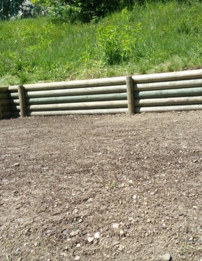 Pose mur de soutenement en rondin