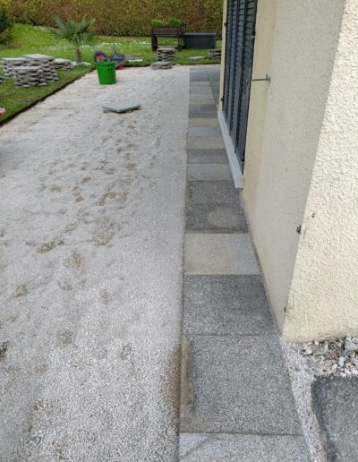 Rénovation et réutilisation de dalles en béton 50x50 : nettoyage et repose sur lit de gravier de 4/8mm à Avenches